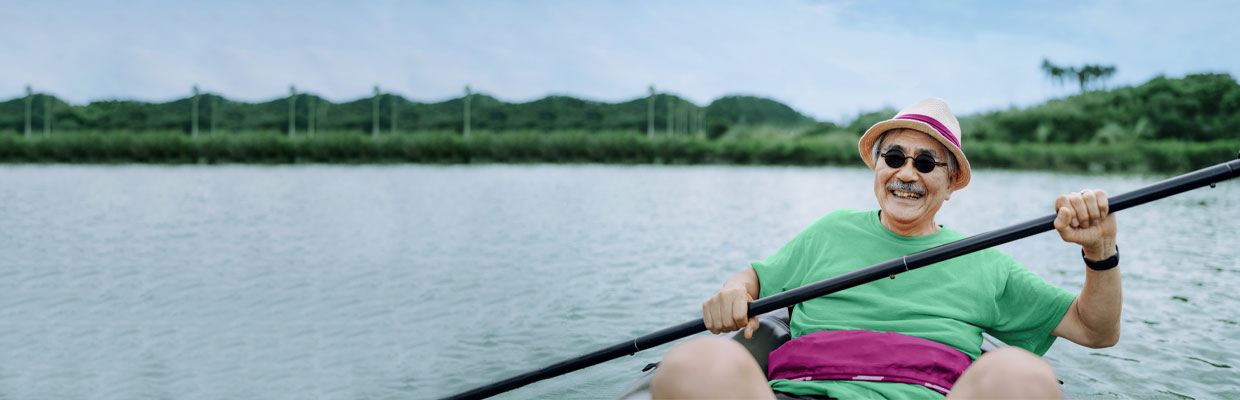 A man paddling kayak through river; image used for HSBC Singapore Insurance Life Retirement Income.